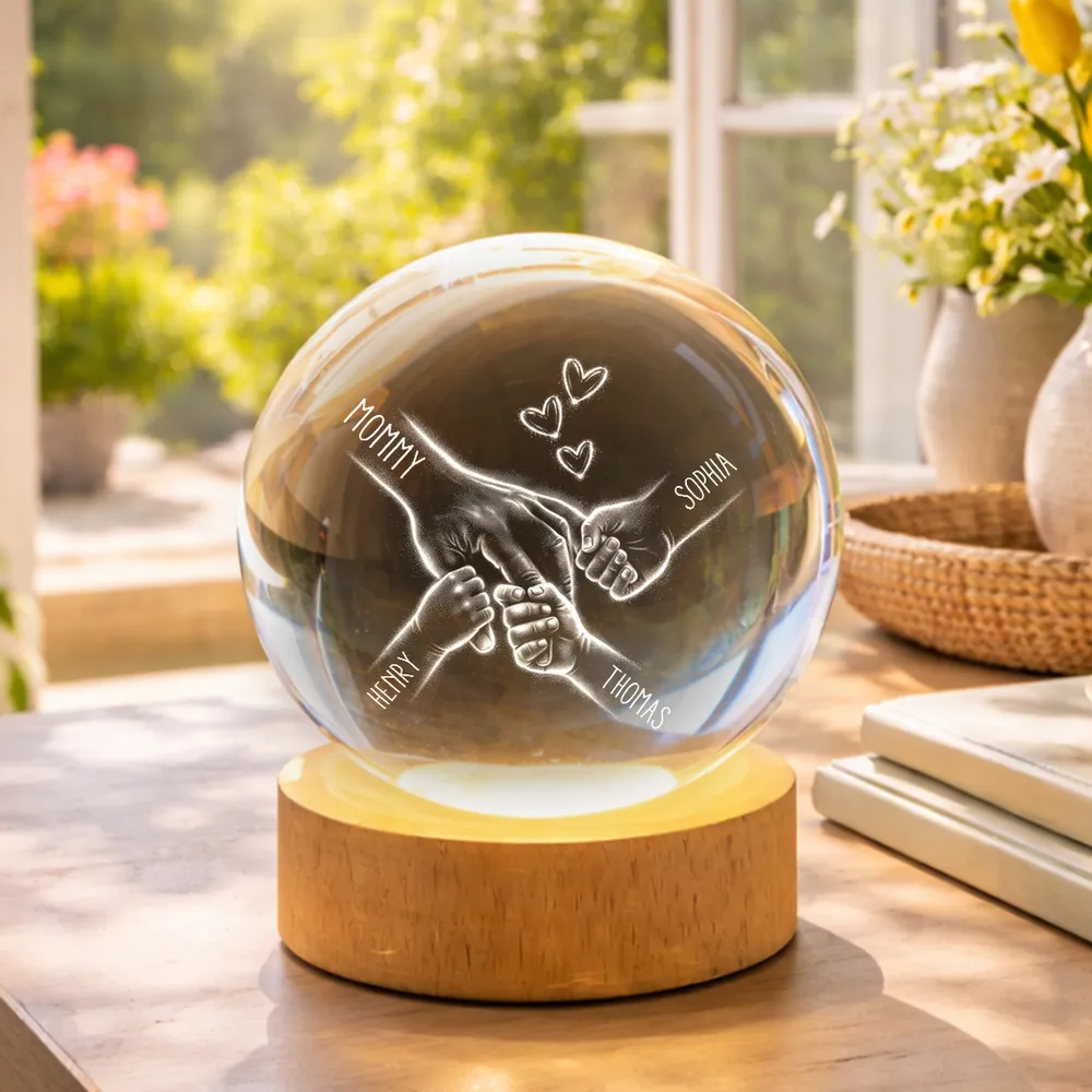 Kids Holding Mom's Hand - Personalized Crystal Ball LED Night Light - Heartfelt Mother's Day Gift for Mom, Wife