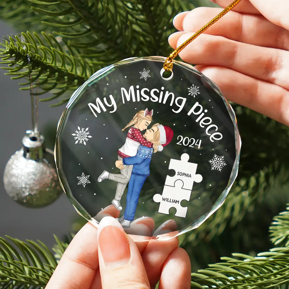 Christmas,Love,Gift For Couples,Gift For Husband,Gift For Wife,Gift For Boyfriend,Gift For Girlfriend,Anniversary - My Missing Piece Christmas Cartoon Kissing Couple - Personalized Circle Glass Ornament