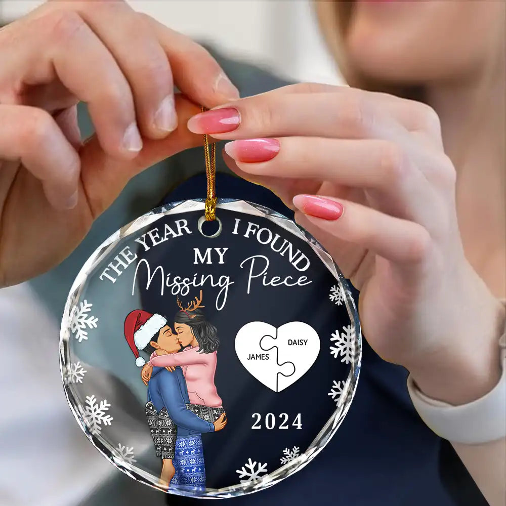 The Year I Found My Missing Piece Kissing Couples - Personalized Circle Acrylic Ornament