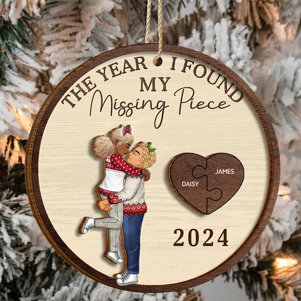 The Year I Found My Missing Piece Cartoon Kissing Couples - Personalized Wooden Ornament